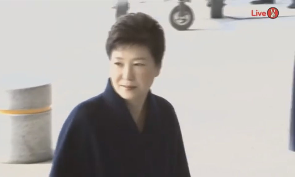 韓國前總統朴槿惠21日現身韓國檢察廳,接受特別調查本部的傳喚,釐清親信干政案案情。 韓國前總統朴槿惠21日現身韓國檢察廳,接受特別調查本部的傳喚,釐清親信干政案案情。