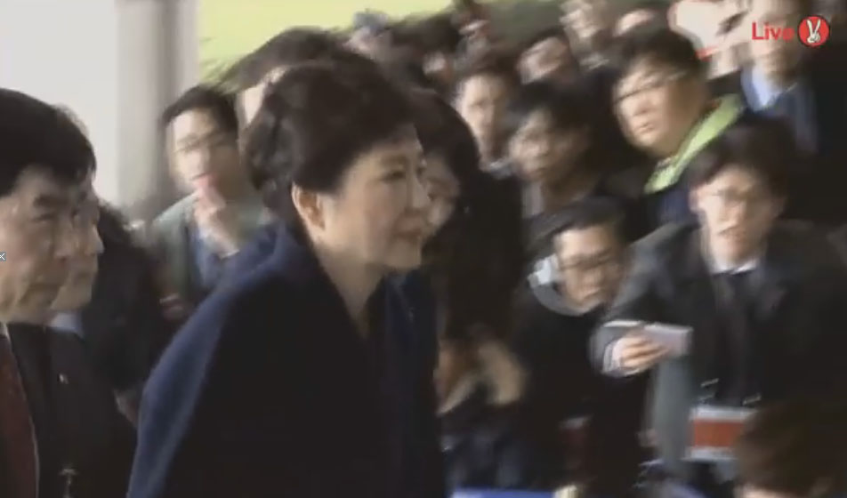 韓國前總統朴槿惠21日現身韓國檢察廳,接受特別調查本部的傳喚,釐清親信干政案案情。 韓國前總統朴槿惠21日現身韓國檢察廳,接受特別調查本部的傳喚,釐清親信干政案案情。