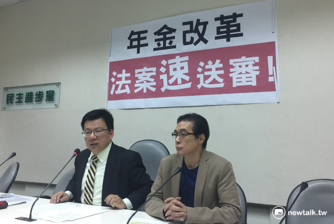 民進黨團書記長李俊俋(左)表示,年金改革的最後版本,「立法院決定了算」,希望考試院依照原先進度,盡快在4月份讓年改法案跟行政院會銜,送到立院審議。 民進黨團書記長李俊俋(左)表示,年金改革的最後版本,「立法院決定了算」,希望考試院依照原先進度,盡快在4月份讓年改法案跟行政院會銜,送到立院審議。