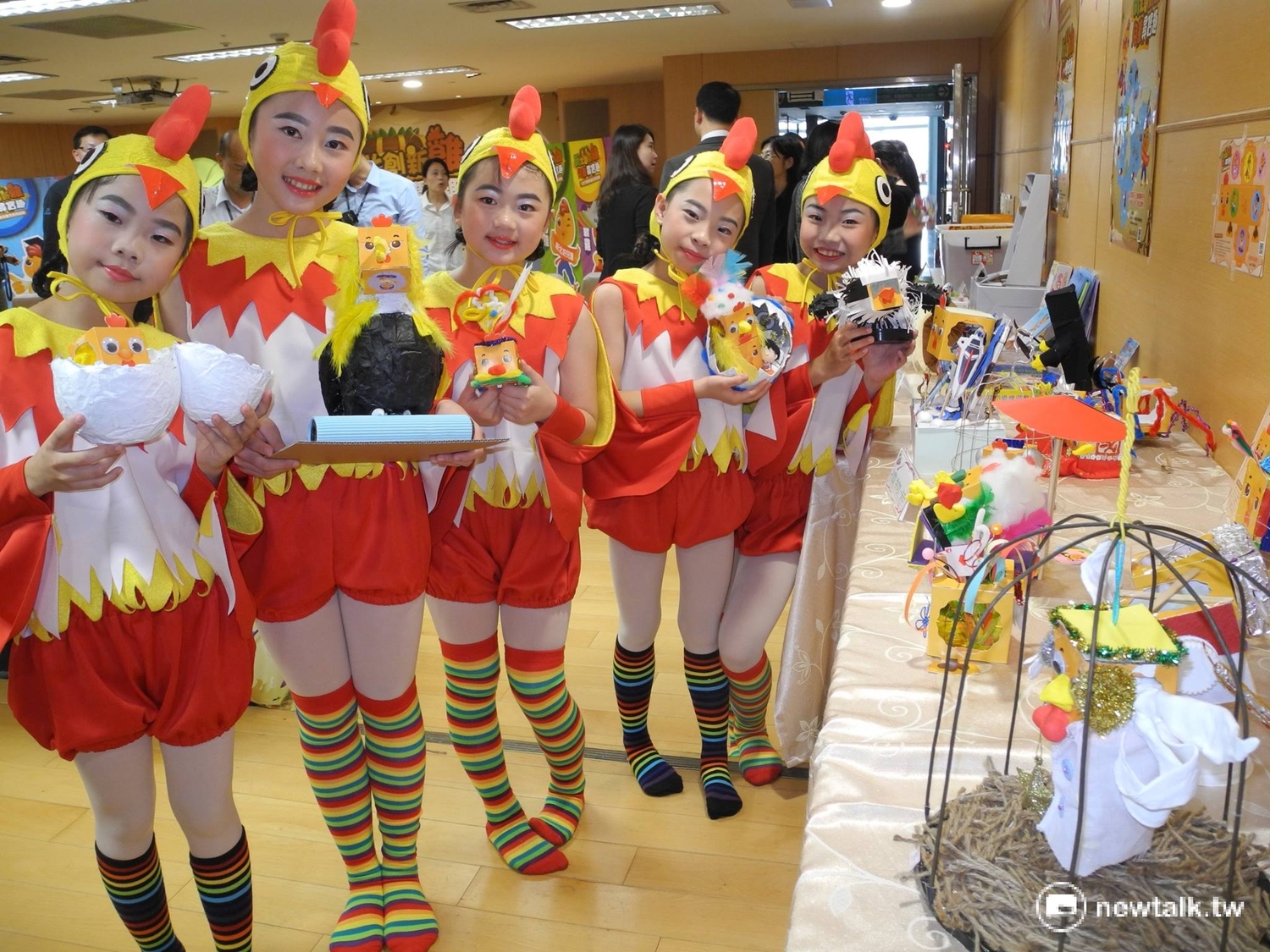 為慶祝兒童節,市府提供全市近30萬名12歲以下小國、幼兒園60元以下禮物,並配合生肖年,以小雞仔天真活潑、好奇探索,對未來充滿期待的象徵,跨局處辦理「新北創新雞 (機)兒童尋寶趣」等多元學習的系列活動,以「自信、勤勞、敏捷」的態度與目標,依活動性質區分為「歡樂寶」、「喜閱寶」、「樂活」、「分享寶」及「尋奇寶」。 圖:王峻昌/攝 為慶祝兒童節,市府提供全市近30萬名12歲以下小國、幼兒園60元以下禮物,並配合生肖年,以小雞仔天真活潑、好奇探索,對未來充滿期待的象徵,跨局處辦理「新北創新雞 (機)兒童尋寶趣」等多元學習的系列活動,以「自信、勤勞、敏捷」的態度與目標,依活動性質區分為「歡樂寶」、「喜閱寶」、「樂活」、「分享寶」及「尋奇寶」。 圖:王峻昌/攝