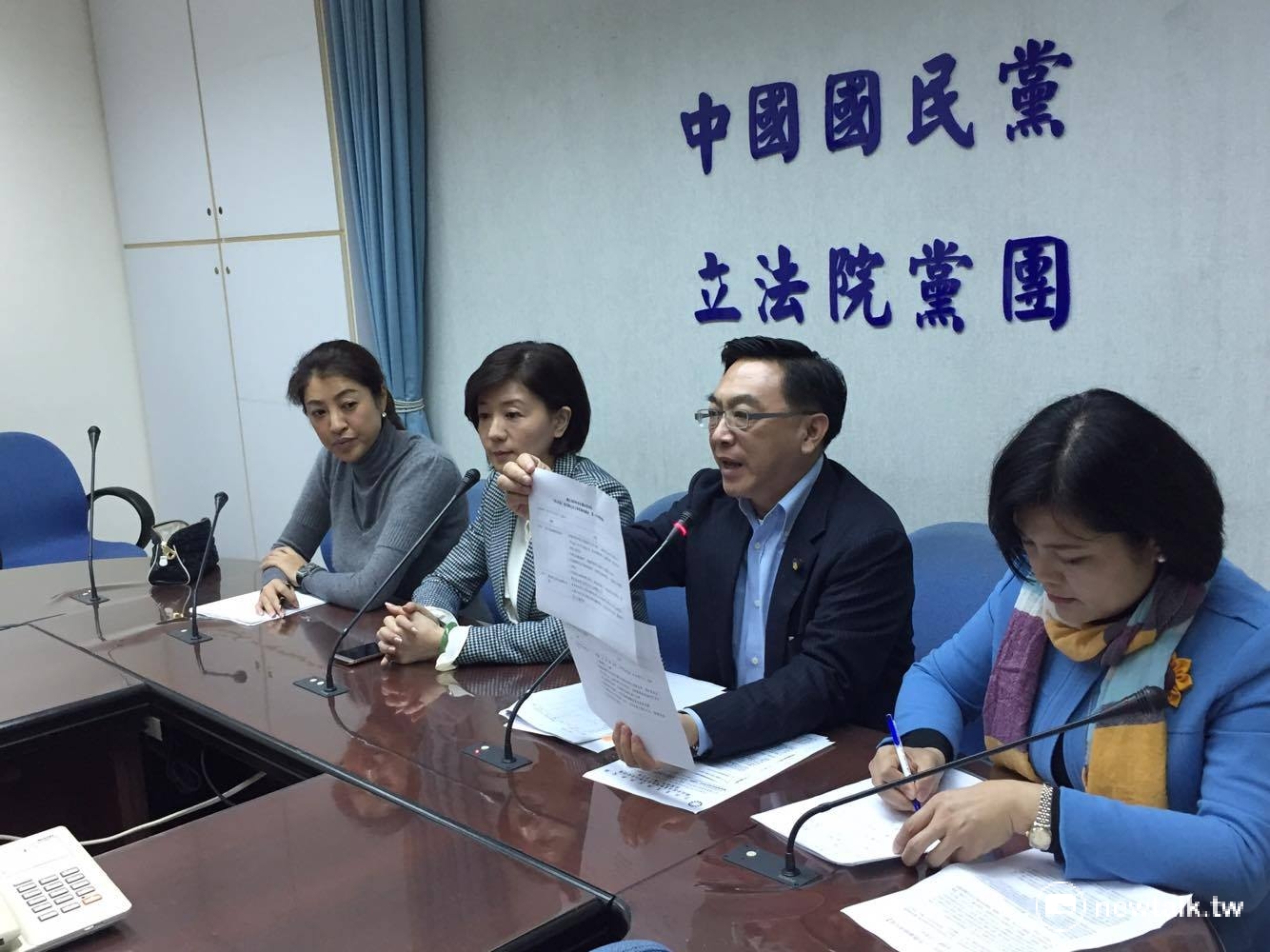 針對食藥署放寬農藥用量標準,國民黨立委陳宜民23日質疑,從食藥署網上根本沒看到相關公告。 針對食藥署放寬農藥用量標準,國民黨立委陳宜民23日質疑,從食藥署網上根本沒看到相關公告。