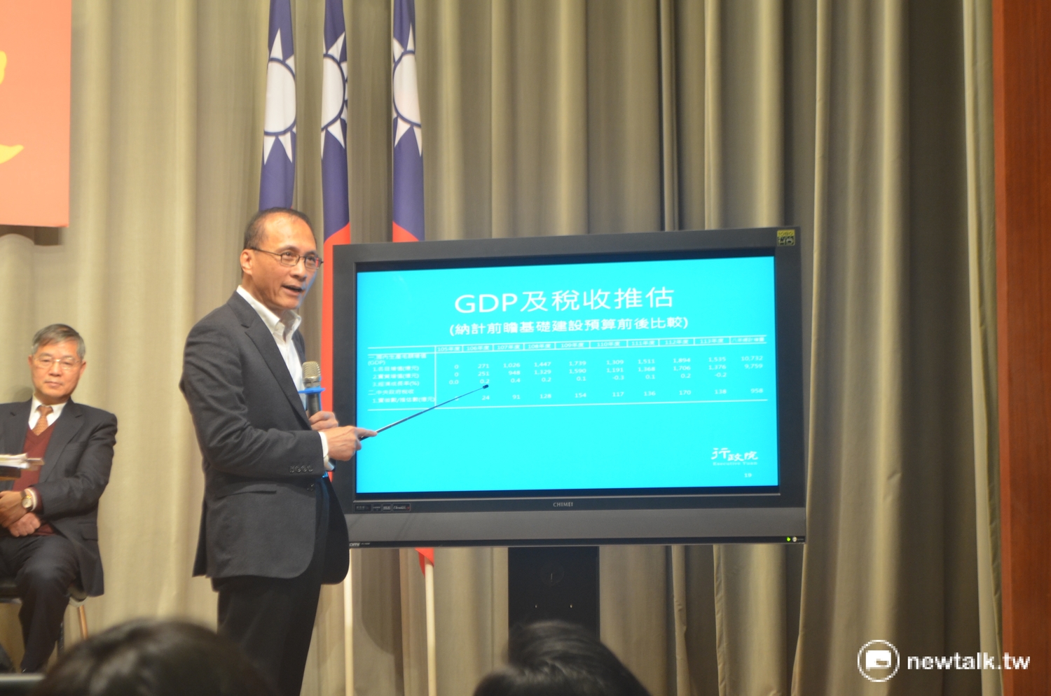 行政院長林全化身「林教授」,解釋前瞻基礎建設計畫帶來的經濟效益,以及財政上的數據。 行政院長林全化身「林教授」,解釋前瞻基礎建設計畫帶來的經濟效益,以及財政上的數據。