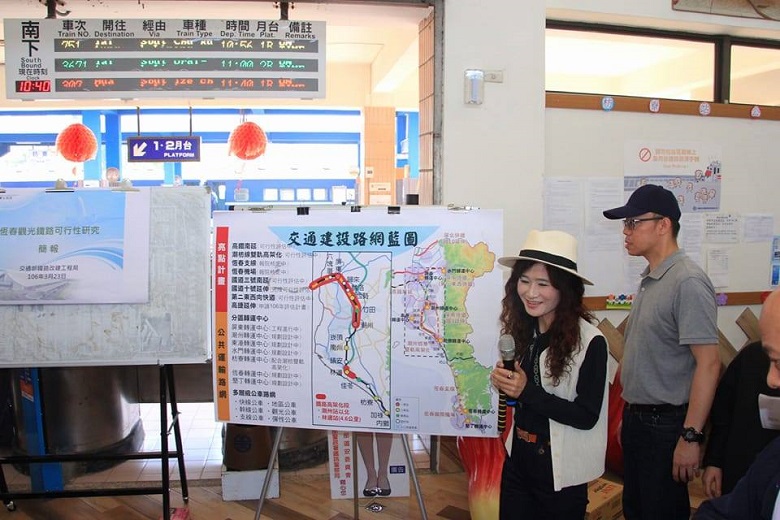 立法院交通委員會與交通部官員聽取屏東交通建設路網藍圖簡報。 圖:屏東縣政府提供 立法院交通委員會與交通部官員聽取屏東交通建設路網藍圖簡報。 圖:屏東縣政府提供