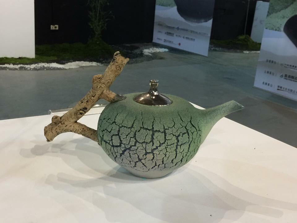 2017世界搏茶會—《搏.茶器》參展的荷蘭作家Jolanda Verdeal的極地胎壺,以兩層胎土表現,外層胎土的膨漲系數不同,創造裂紋,甚為有趣。 圖:嘉義縣政府提供 2017世界搏茶會—《搏.茶器》參展的荷蘭作家Jolanda Verdeal的極地胎壺,以兩層胎土表現,外層胎土的膨漲系數不同,創造裂紋,甚為有趣。 圖:嘉義縣政府提供