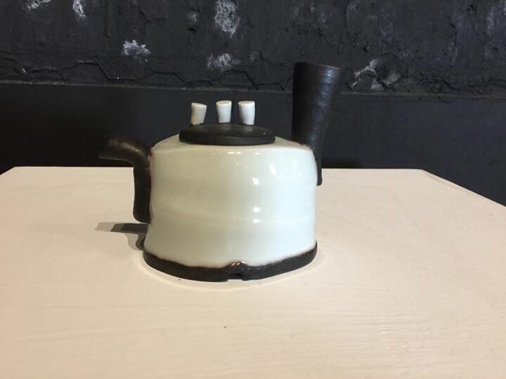 2017世界搏茶會—《搏.茶器》參展的陶藝家方怡歆的立把壺,壺身上釉,呈現中國白瓷如玉的光澤,立把部分不上釉,確有鋼鐵般密實。 圖:嘉義縣政府提供 2017世界搏茶會—《搏.茶器》參展的陶藝家方怡歆的立把壺,壺身上釉,呈現中國白瓷如玉的光澤,立把部分不上釉,確有鋼鐵般密實。 圖:嘉義縣政府提供