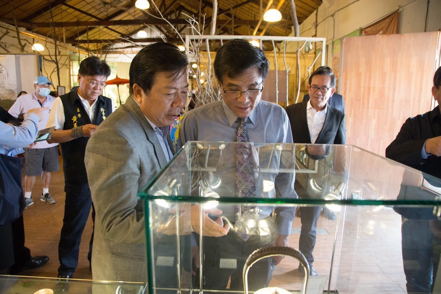 2017世界搏茶會—《搏.茶器》日本京都金工大師雲雄大師,純手工打造的銀壺,令現場參觀的民眾目不轉睛。 圖:嘉義縣政府提供 2017世界搏茶會—《搏.茶器》日本京都金工大師雲雄大師,純手工打造的銀壺,令現場參觀的民眾目不轉睛。 圖:嘉義縣政府提供