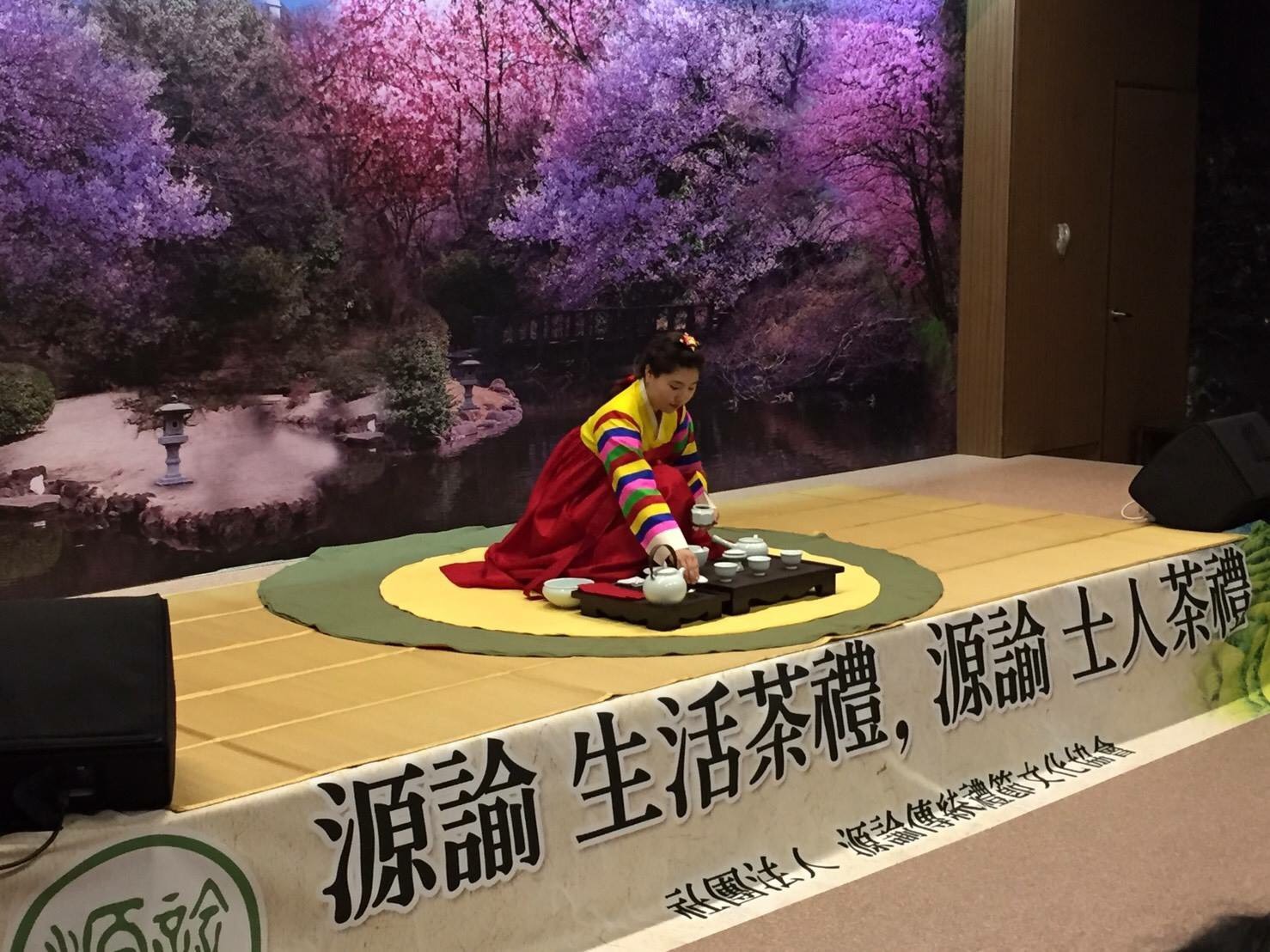 《世界搏茶會》邀請日、韓、中國及臺灣等地茶藝名家聯手展演「茶藝之道」,並邀集20家國內外頂級茶家進駐。 圖:嘉義縣政府提供 《世界搏茶會》邀請日、韓、中國及臺灣等地茶藝名家聯手展演「茶藝之道」,並邀集20家國內外頂級茶家進駐。 圖:嘉義縣政府提供