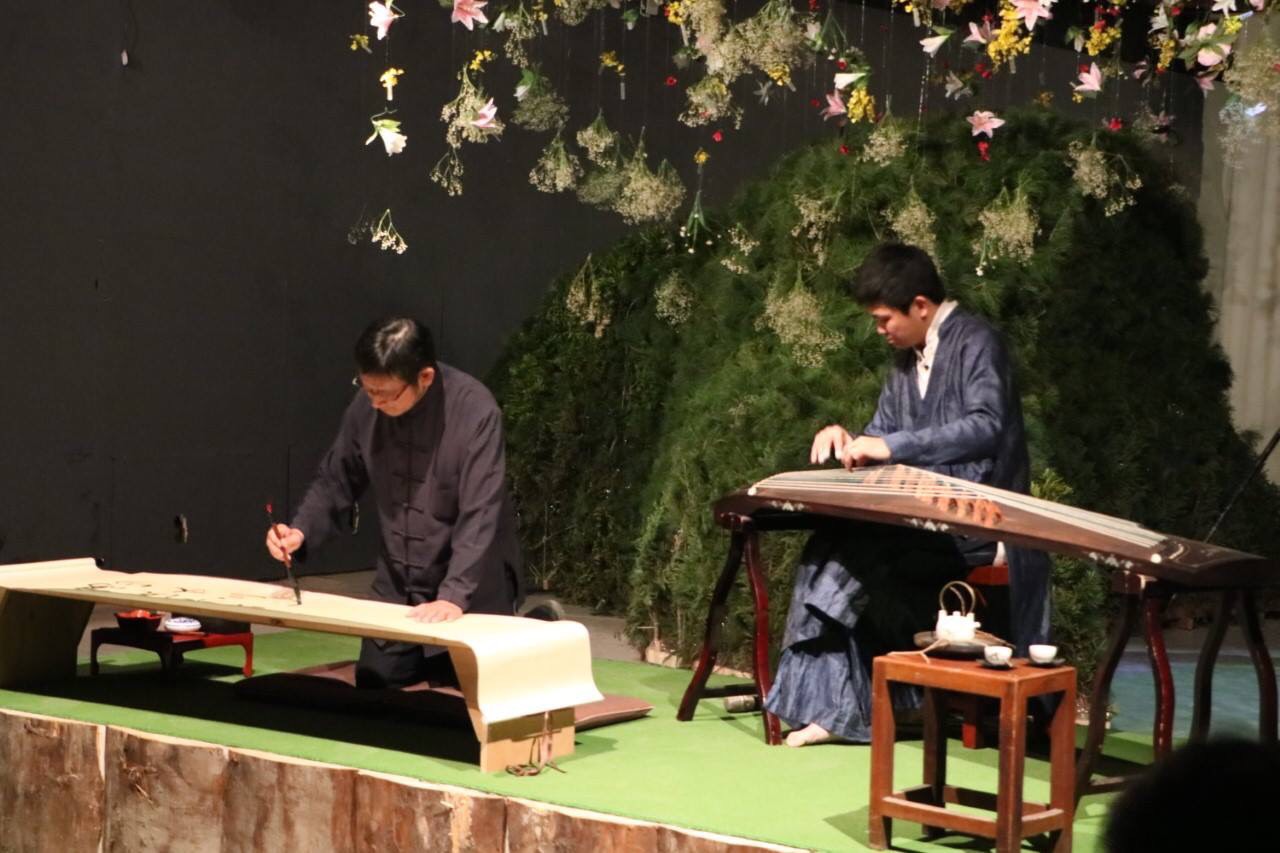 2017世界搏茶會的「山光」及「水影」主題館,力邀藝術家陳淑強,規畫打造,場域饒富嘉義人文意象,室內茶席以枯山水、竹子等元素呈現「泉香蘸影」情境。現場每天上午11:00和下午14:00,還有書畫、絲竹管絃現場演出。 圖:嘉義縣政府提供 2017世界搏茶會的「山光」及「水影」主題館,力邀藝術家陳淑強,規畫打造,場域饒富嘉義人文意象,室內茶席以枯山水、竹子等元素呈現「泉香蘸影」情境。現場每天上午11:00和下午14:00,還有書畫、絲竹管絃現場演出。 圖:嘉義縣政府提供