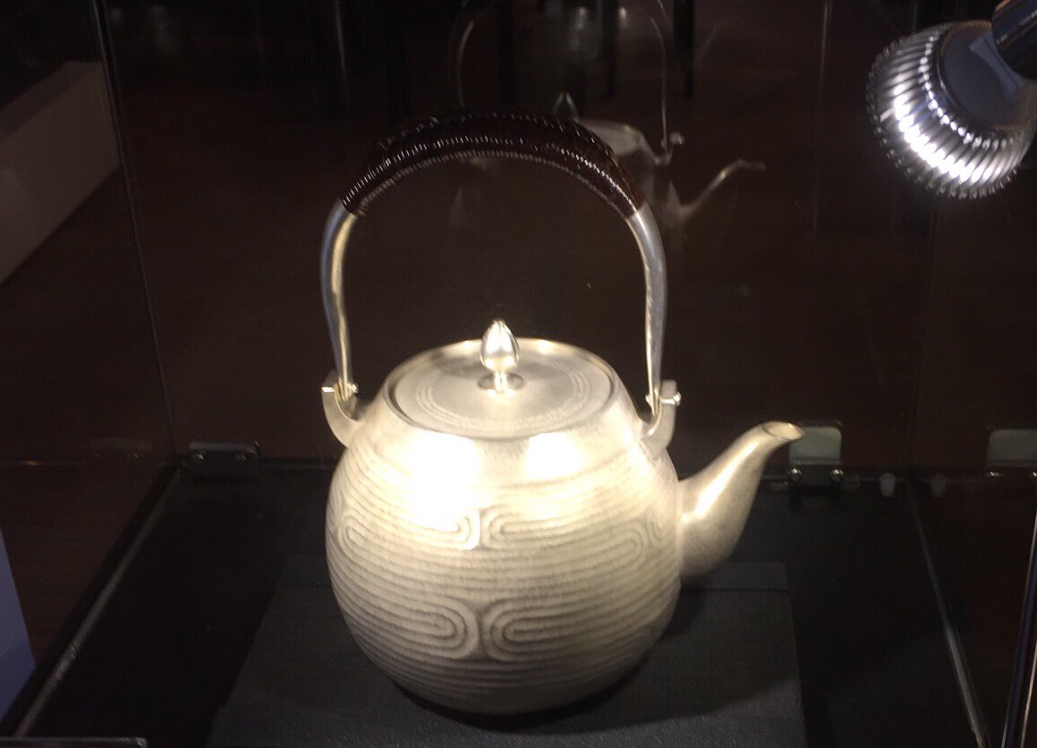 2017世界搏茶會—《搏.茶器》參展的是來自日本京都的金工大師雲雄大師,以純手工打造的作品—銀壺,現場展示,精工細緻的閃亮銀壺,非常吸睛,有「最美銀壺」美譽。 圖:嘉義縣政府提供 2017世界搏茶會—《搏.茶器》參展的是來自日本京都的金工大師雲雄大師,以純手工打造的作品—銀壺,現場展示,精工細緻的閃亮銀壺,非常吸睛,有「最美銀壺」美譽。 圖:嘉義縣政府提供