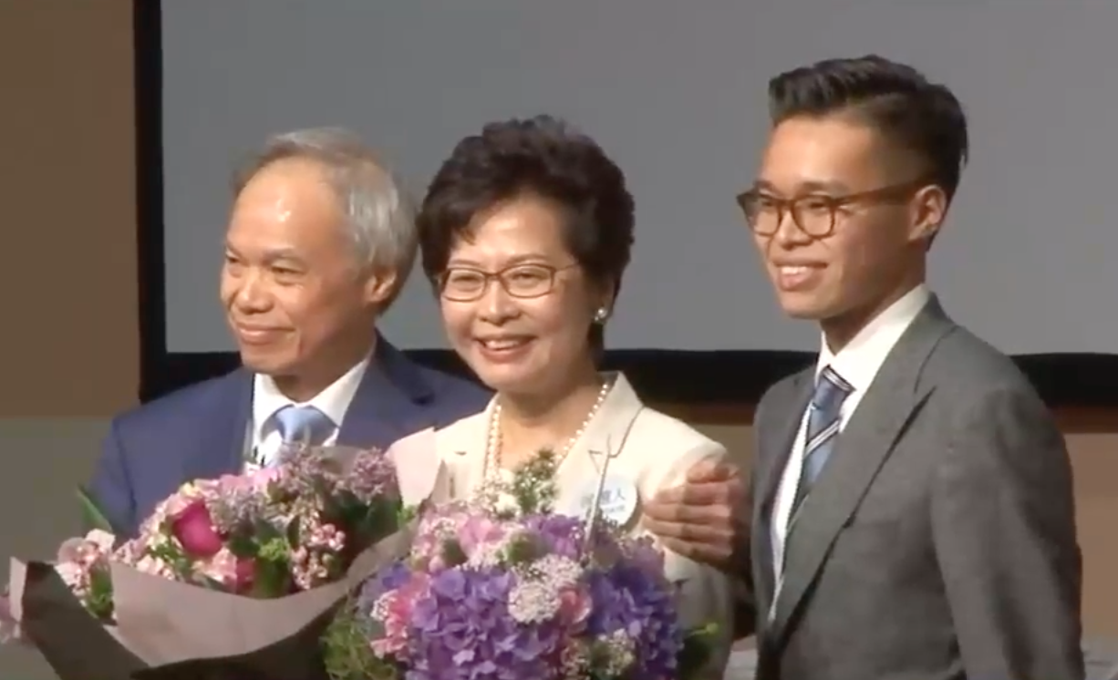 林鄭月娥(中)確定當選香港新任行政長官,成為第一位女性特首。 林鄭月娥(中)確定當選香港新任行政長官,成為第一位女性特首。