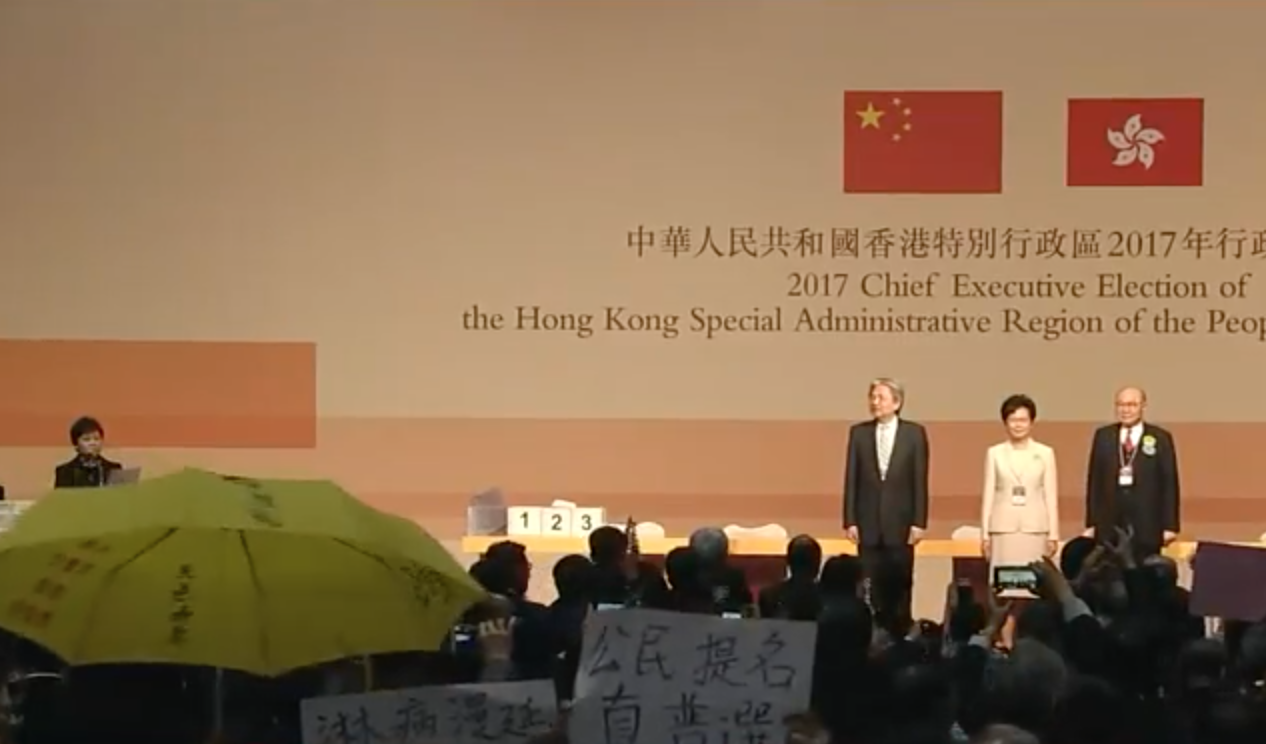 林鄭月娥(中)確定當選香港新任行政長官,成為第一位女性特首。 林鄭月娥(中)確定當選香港新任行政長官,成為第一位女性特首。