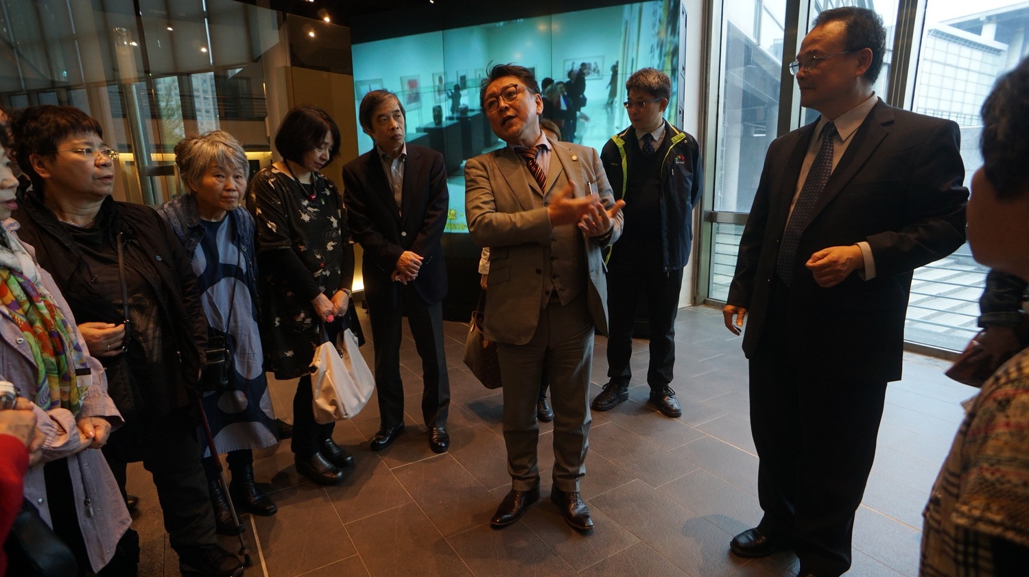 50名日本藝術家組成的參訪團參訪台中,參訪台中國美館,台中市政府觀光旅遊局陳育正副局長及國立臺灣美術館蕭宗煌館長接待。 圖:台中市觀光旅遊局 提供 50名日本藝術家組成的參訪團參訪台中,參訪台中國美館,台中市政府觀光旅遊局陳育正副局長及國立臺灣美術館蕭宗煌館長接待。 圖:台中市觀光旅遊局 提供