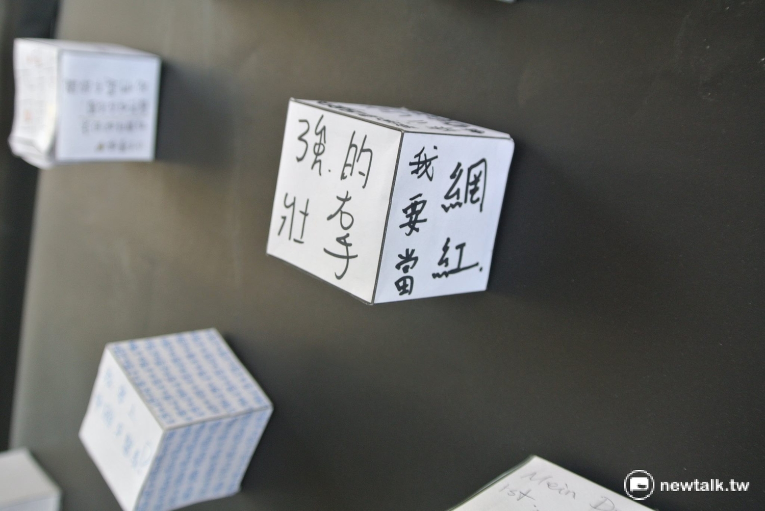 台中一中年度的美術節活動熱鬧地的校內展開,今年主題是「方城市」,「我要當網紅」也是台中一中學生的夢想之一。 圖:唐復年/攝 台中一中年度的美術節活動熱鬧地的校內展開,今年主題是「方城市」,「我要當網紅」也是台中一中學生的夢想之一。 圖:唐復年/攝