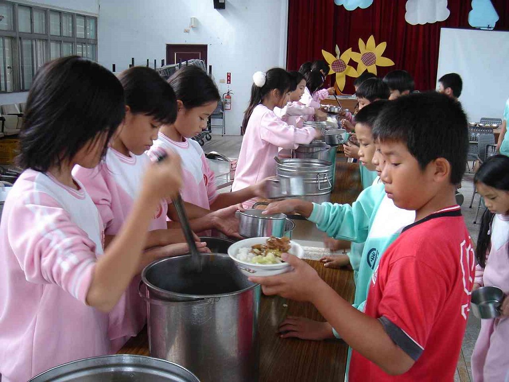 圖為學童在教室內享用營養午餐,陳菊27日表示,讓孩子吃到安全食品是市府努力的目標,將跨局處合作,為學童健康把關。 圖:翻攝自網路 圖為學童在教室內享用營養午餐,陳菊27日表示,讓孩子吃到安全食品是市府努力的目標,將跨局處合作,為學童健康把關。 圖:翻攝自網路