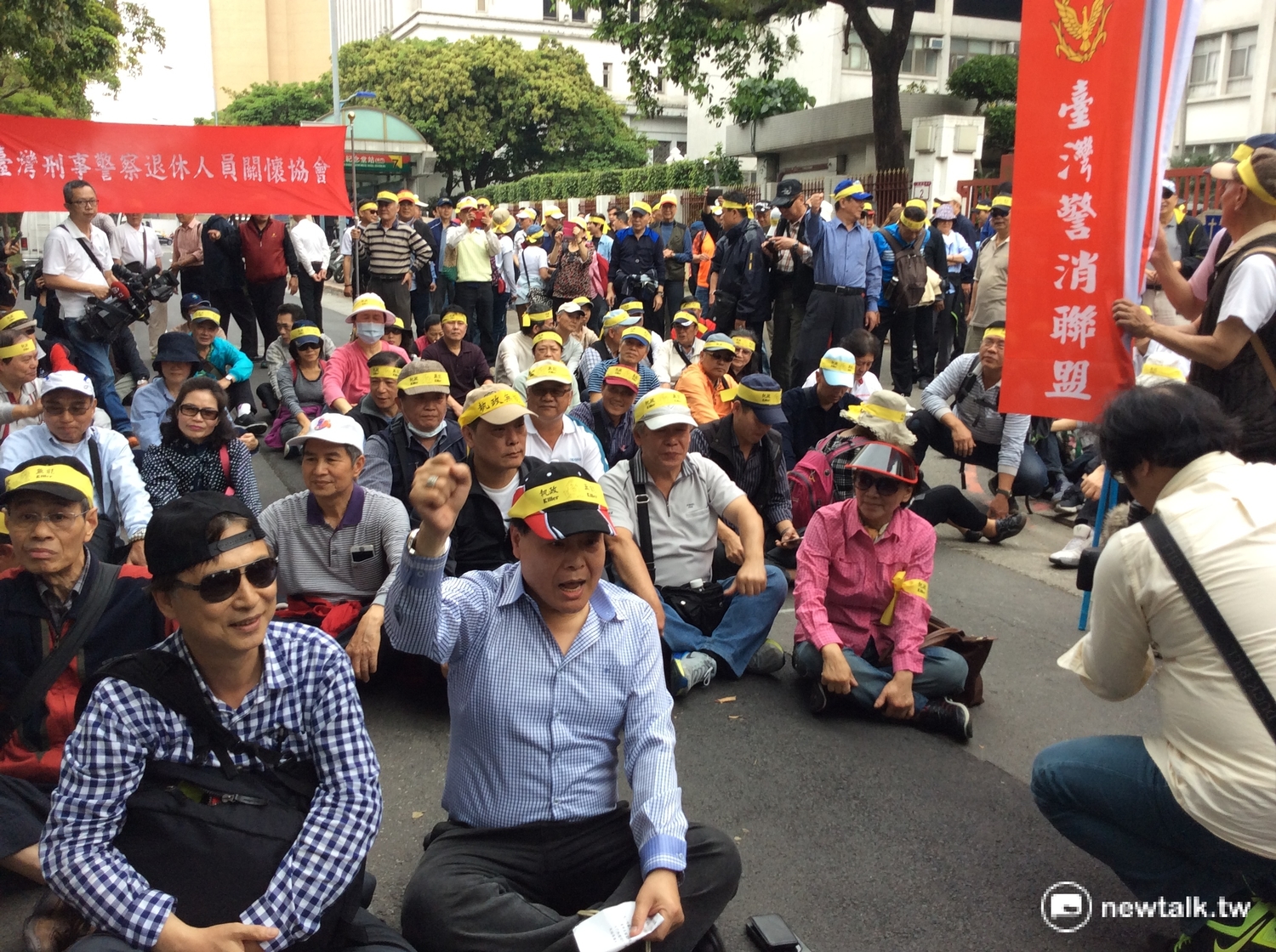 抗議團體在距離總統官邸200公尺外的財政部門口靜座,隔著拒馬與向總統官邸喊出訴求。 抗議團體在距離總統官邸200公尺外的財政部門口靜座,隔著拒馬與向總統官邸喊出訴求。