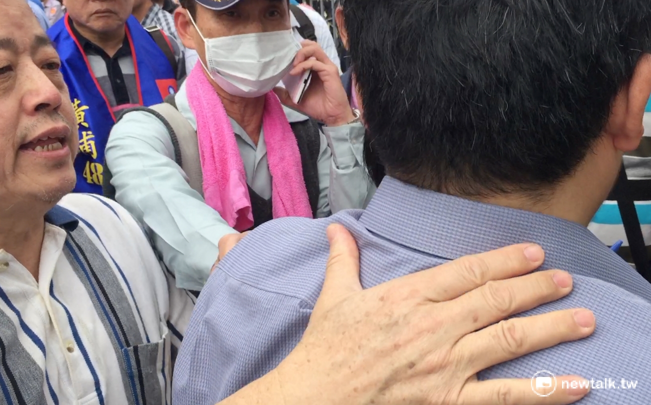 前立委錢達(左)批評平面媒體都是假記者,要記者滾出去。 前立委錢達(左)批評平面媒體都是假記者,要記者滾出去。