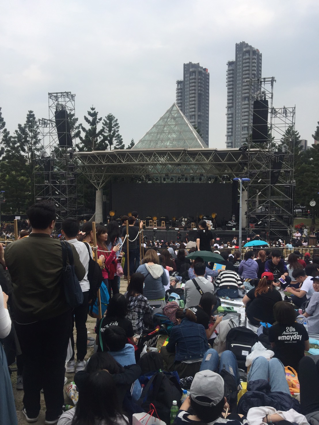 五月天現場演唱會倒數4小時,已有上萬名歌迷於大安森林公園內等候。 邱筠文/攝 五月天現場演唱會倒數4小時,已有上萬名歌迷於大安森林公園內等候。 邱筠文/攝