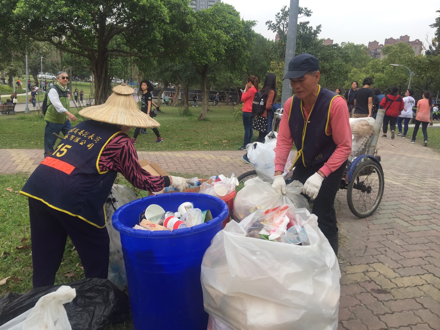 大安森林公園處調派駐警、同仁進駐,維持公園入口的秩序、動線引導及環境清潔。 邱筠文/攝 大安森林公園處調派駐警、同仁進駐,維持公園入口的秩序、動線引導及環境清潔。 邱筠文/攝