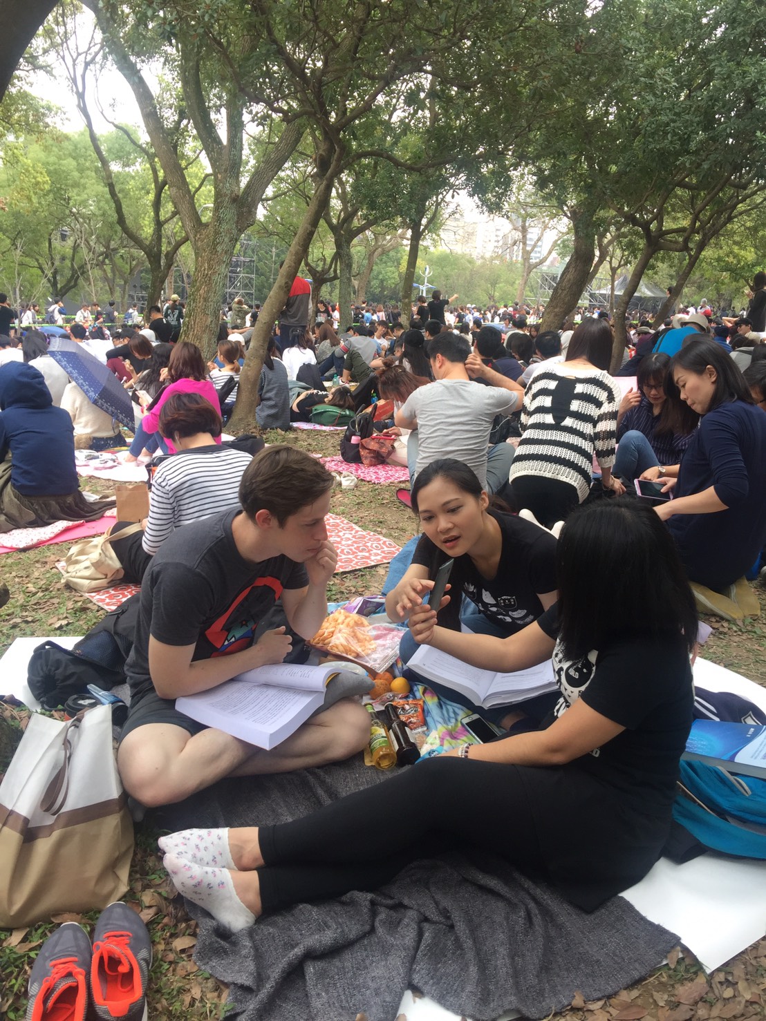 大安森林公園一早就湧入大批民眾,外國人、學生、上班族紛紛準備帳篷、鋪起坐墊等候。 邱筠文/攝 大安森林公園一早就湧入大批民眾,外國人、學生、上班族紛紛準備帳篷、鋪起坐墊等候。 邱筠文/攝