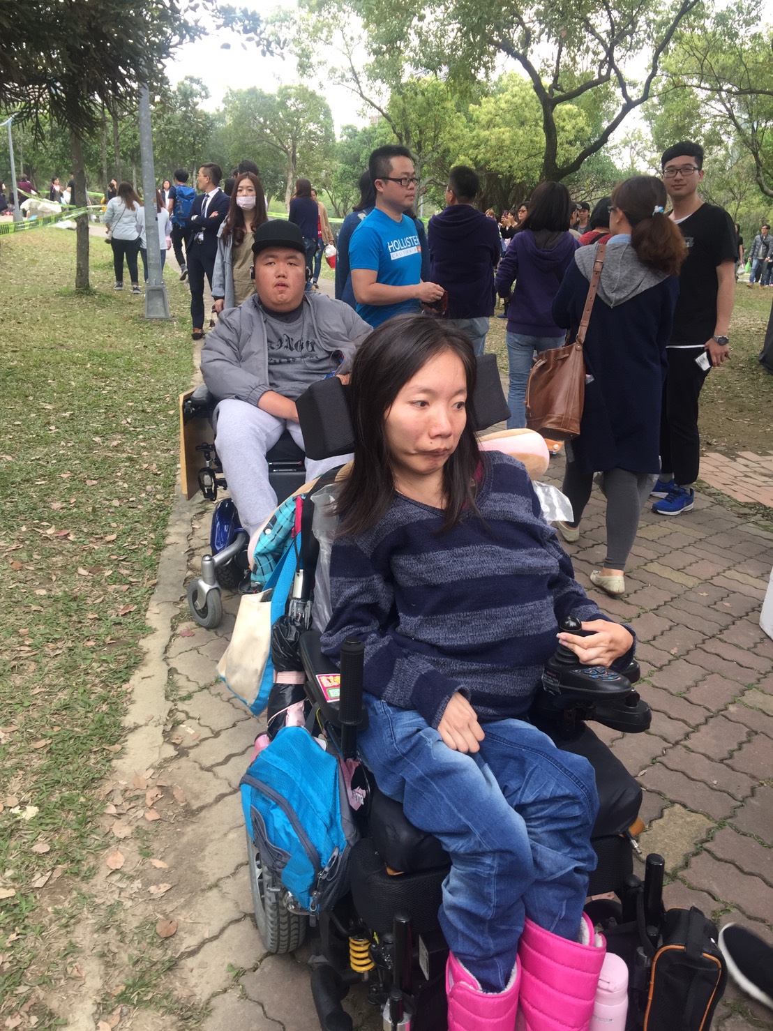 五月天現場演唱會倒數,大安森林公園一早就湧入大批民眾等候入場。 邱筠文/攝 五月天現場演唱會倒數,大安森林公園一早就湧入大批民眾等候入場。 邱筠文/攝