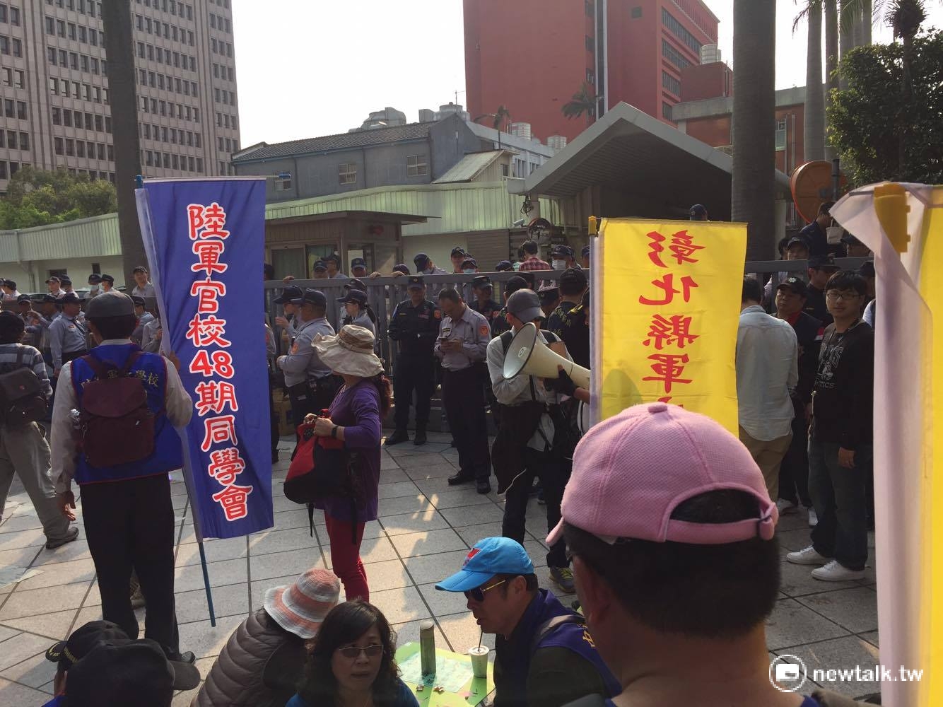 「八百壯士」否認願意撤離街頭。 「八百壯士」否認願意撤離街頭。
