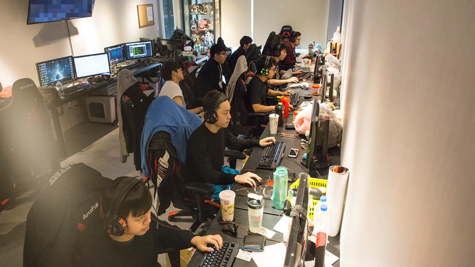 經營ahq e-Sports Club五年的「蟹老闆」謝松佑指出,文化部年初釋出了十個替代役男的名額,因為ahq目前並沒有符合相關條件的選手,所以今年並沒有提出申請。 圖 翻攝自ahq官方粉絲專頁 經營ahq e-Sports Club五年的「蟹老闆」謝松佑指出,文化部年初釋出了十個替代役男的名額,因為ahq目前並沒有符合相關條件的選手,所以今年並沒有提出申請。 圖 翻攝自ahq官方粉絲專頁