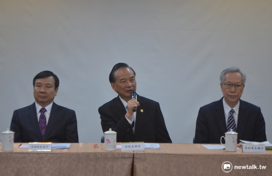 考試院今天拍板公務員退休年金改革方案,考試院長伍錦霖(中)、副院長李逸洋(左)與秘書長李繼玄(右)親上火線解說。 考試院今天拍板公務員退休年金改革方案,考試院長伍錦霖(中)、副院長李逸洋(左)與秘書長李繼玄(右)親上火線解說。