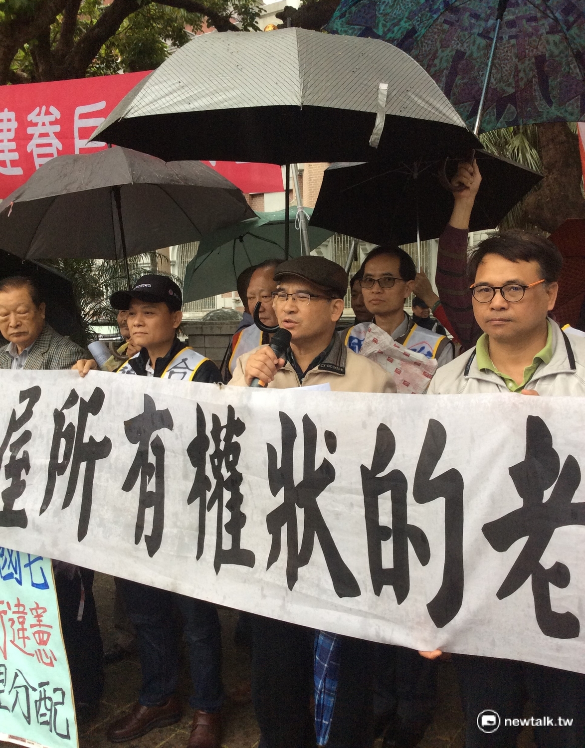 松山機長自救會會長郭泰松(畫面左二)與法律顧問蘇煥智律師(畫面中間)。 圖:程士華/攝 松山機長自救會會長郭泰松(畫面左二)與法律顧問蘇煥智律師(畫面中間)。 圖:程士華/攝