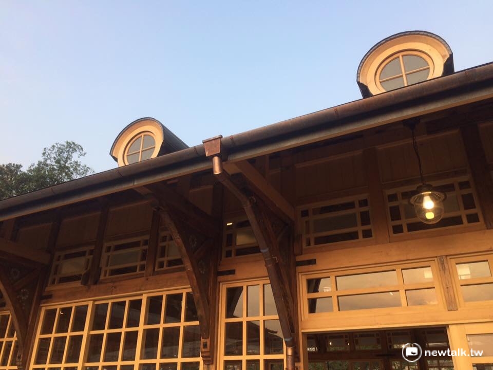 造形日治和風濃的新北投車站,吸睛木造銅瓦及雕花拖架的藝感、結構榫接,展現手藝人完美木匠工法,也都是讓人讚嘆! 圖:翻攝自新北投車站臉書 造形日治和風濃的新北投車站,吸睛木造銅瓦及雕花拖架的藝感、結構榫接,展現手藝人完美木匠工法,也都是讓人讚嘆! 圖:翻攝自新北投車站臉書