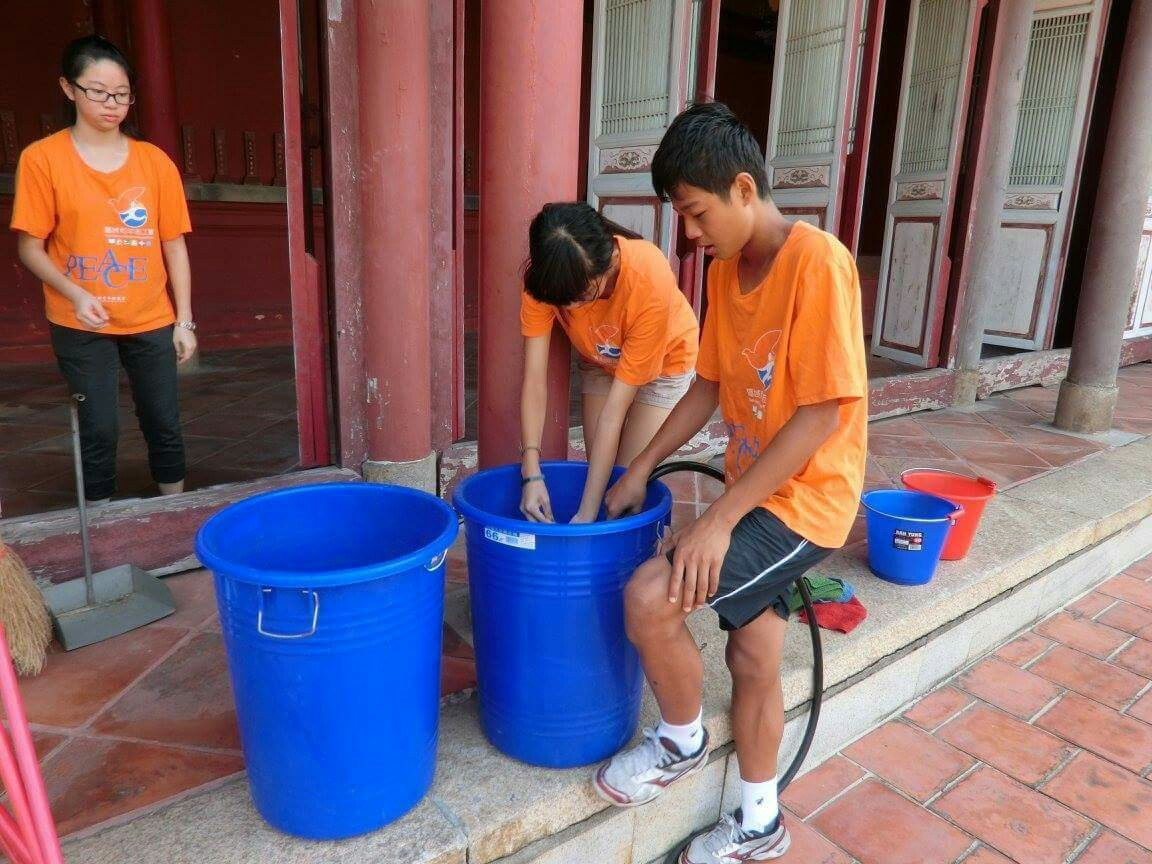 在古蹟導覽之餘,團隊成員也協助古蹟環境清潔 圖:教育部堤供 在古蹟導覽之餘,團隊成員也協助古蹟環境清潔 圖:教育部堤供