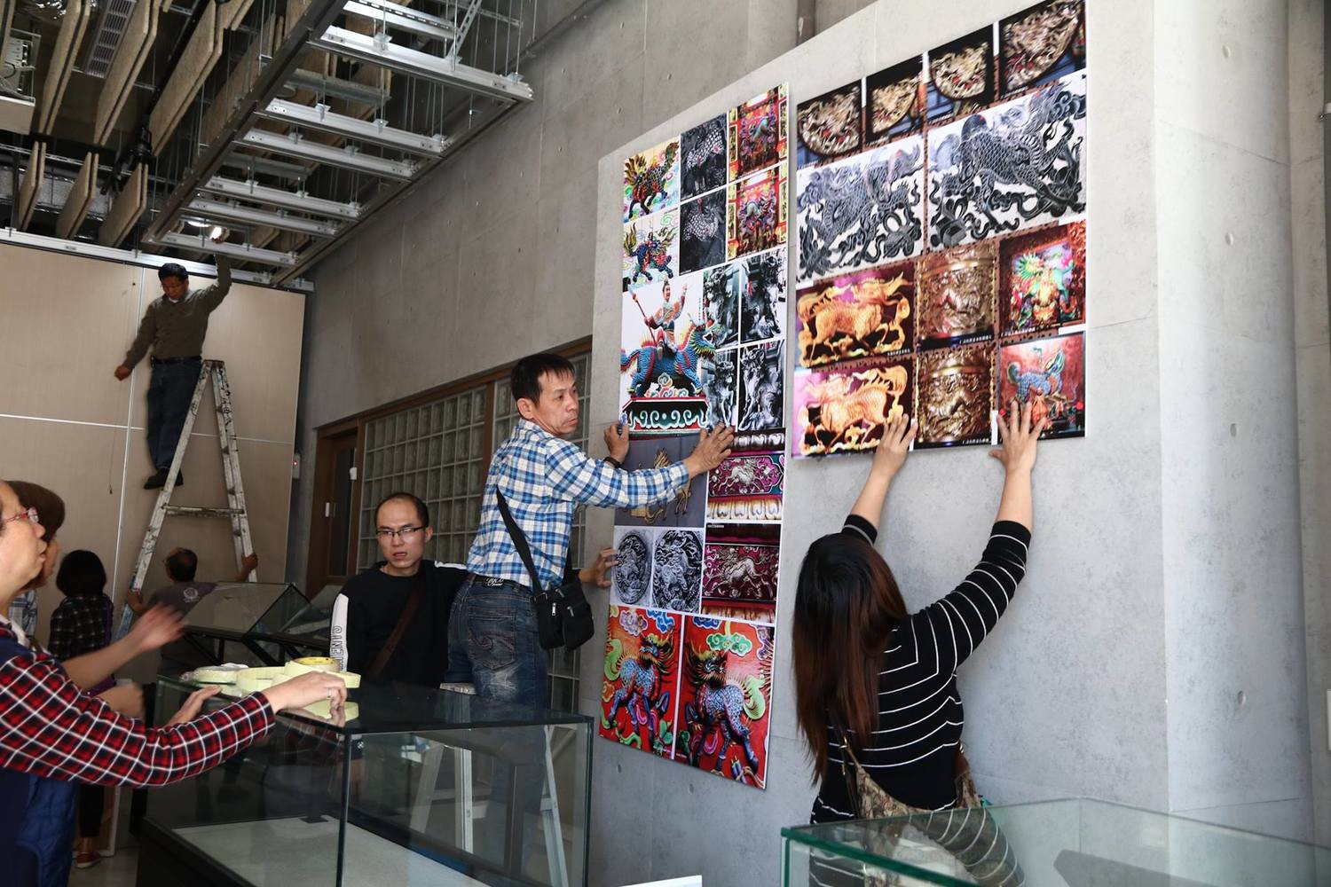 「走跳四方-麒麟特展」,不但作品都是桃園在地人的心血結晶,佈展也是不假他人之手,新屋愛鄉協會成員,利用清明節4月3日的下午又是總動員,又是水平儀又是捲尺,花了三個多小時,秉著龜毛和精工的精神,展開10人千手的「走跳四方-麒麟特展」佈展工作 圖:陳寶方/提供 「走跳四方-麒麟特展」,不但作品都是桃園在地人的心血結晶,佈展也是不假他人之手,新屋愛鄉協會成員,利用清明節4月3日的下午又是總動員,又是水平儀又是捲尺,花了三個多小時,秉著龜毛和精工的精神,展開10人千手的「走跳四方-麒麟特展」佈展工作 圖:陳寶方/提供