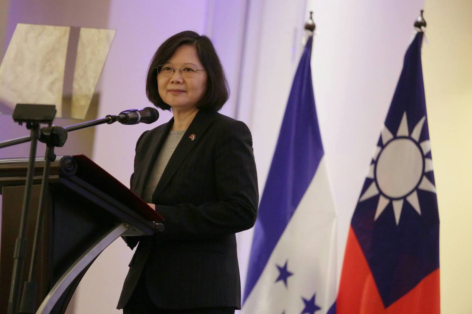 總統蔡英文在磐石會長交接典禮上致詞時,強調台灣經濟轉型時中台灣的重要性。 總統蔡英文在磐石會長交接典禮上致詞時,強調台灣經濟轉型時中台灣的重要性。
