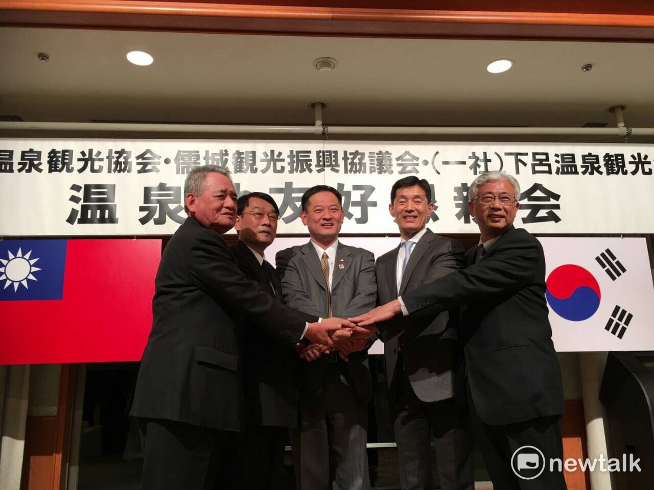 台中觀旅局長陳盛山促成台中溫泉,日本岐戶下呂溫泉及韓國大田市儒城溫泉三國三名湯觀光合作,創世界及亞洲城市交流記錄,台中市計畫在山城推動慢活旅遊,吸引國際及國內旅客到山城體驗生態、採果賞花、文化巡禮、泡湯和健行等慢活遊程。 圖:新頭殼資料照片 台中觀旅局長陳盛山促成台中溫泉,日本岐戶下呂溫泉及韓國大田市儒城溫泉三國三名湯觀光合作,創世界及亞洲城市交流記錄,台中市計畫在山城推動慢活旅遊,吸引國際及國內旅客到山城體驗生態、採果賞花、文化巡禮、泡湯和健行等慢活遊程。 圖:新頭殼資料照片