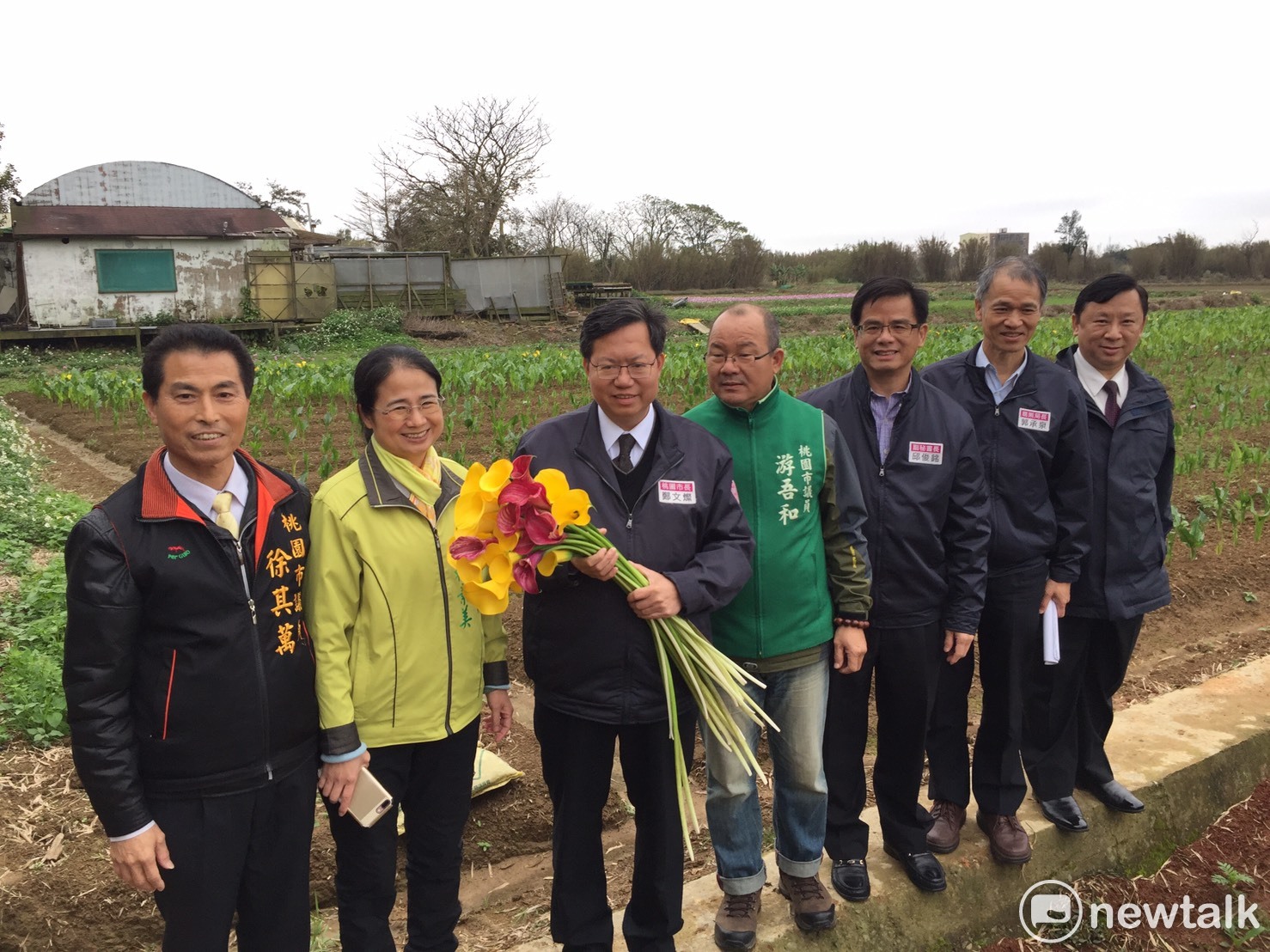 「2017桃園彩色海芋季」即將於3月31日至4月9日舉行,活動場地大園區的溪海農田,距離桃園機場和機場捷運,只有10分鐘車程的幸福溪海。 活動期間,假日在機場捷運站,每20分鐘,有一班免費接駁車,接送民眾來賞彩芋。 「2017桃園彩色海芋季」即將於3月31日至4月9日舉行,活動場地大園區的溪海農田,距離桃園機場和機場捷運,只有10分鐘車程的幸福溪海。 活動期間,假日在機場捷運站,每20分鐘,有一班免費接駁車,接送民眾來賞彩芋。