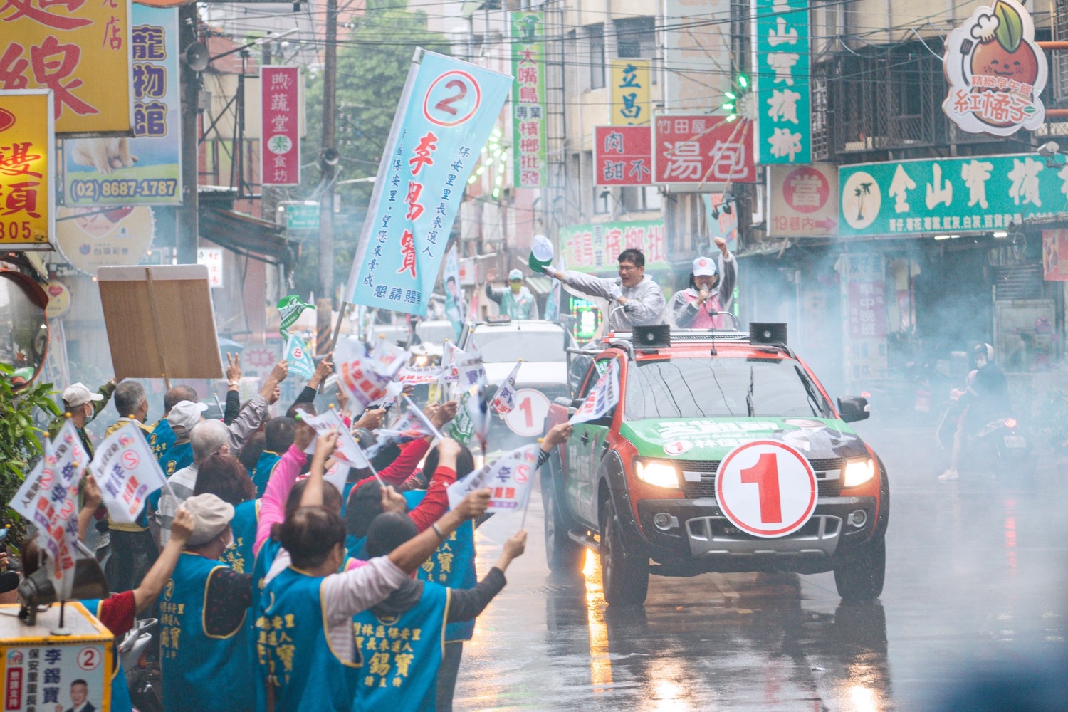 林佳龍雨中車掃,民眾熱情歡迎。 圖:林佳龍選辦提供 林佳龍雨中車掃,民眾熱情歡迎。 圖:林佳龍選辦提供