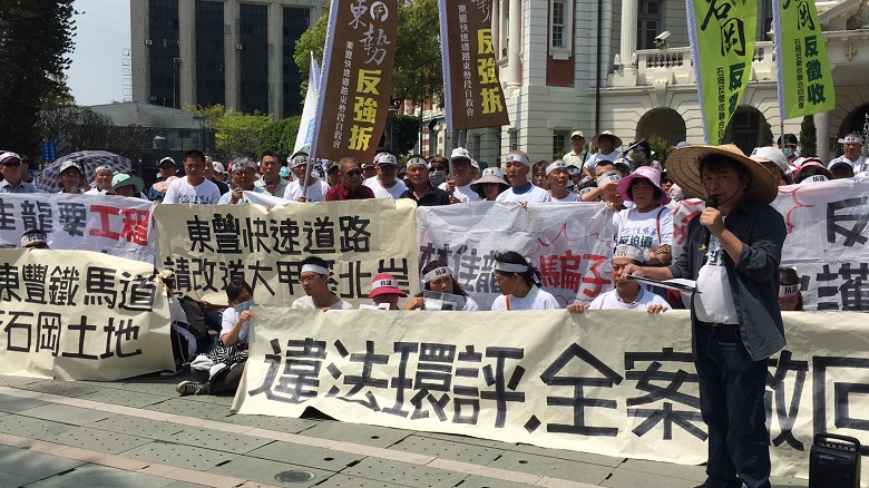 反對開發東豐快的自救會在會場外持標語抗議。 圖:反拆遷自救會提供 反對開發東豐快的自救會在會場外持標語抗議。 圖:反拆遷自救會提供