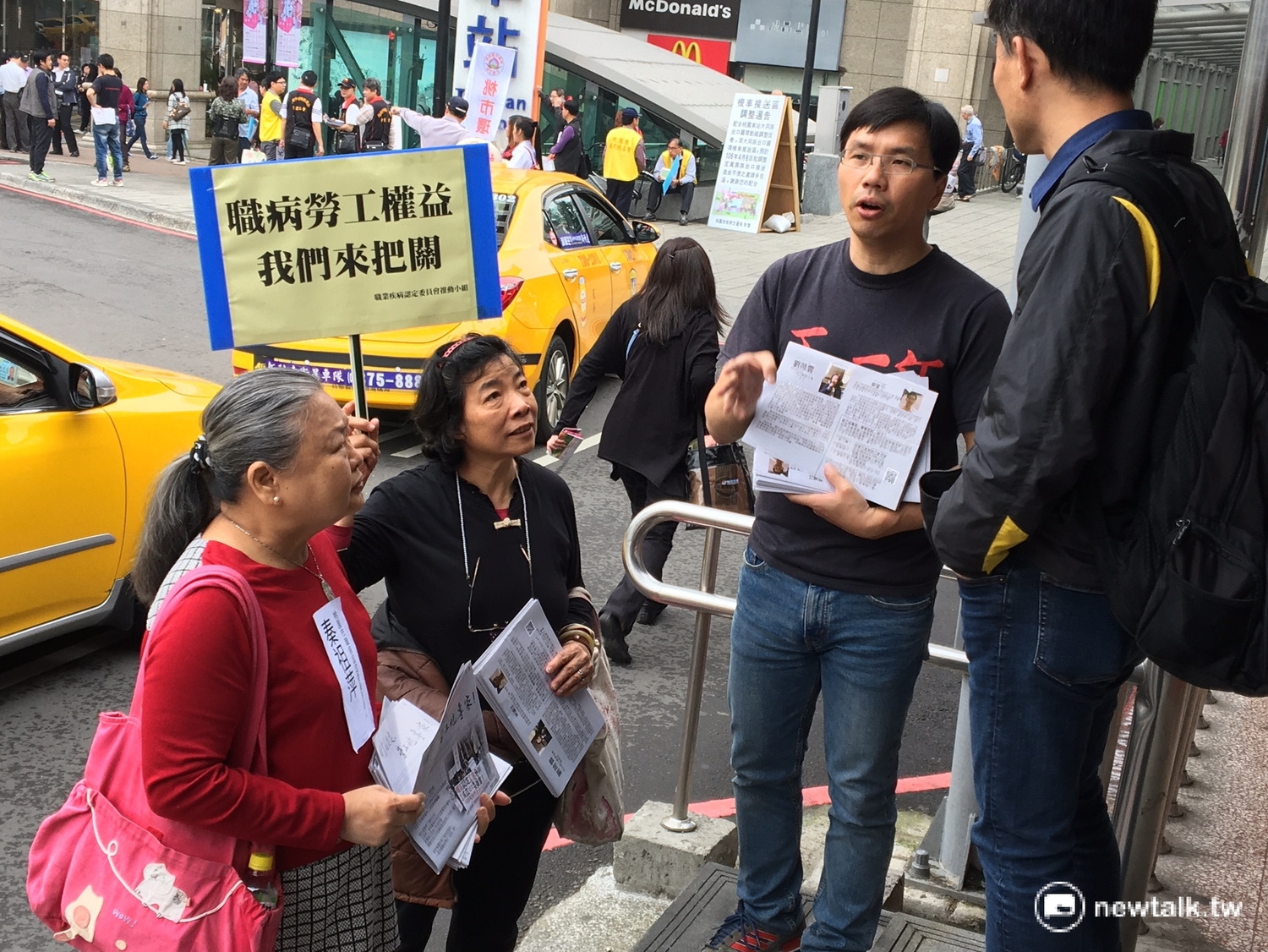 勞工團體正在與路過民眾說明勞工權益。圖:鍾孟軒/攝 勞工團體正在與路過民眾說明勞工權益。圖:鍾孟軒/攝