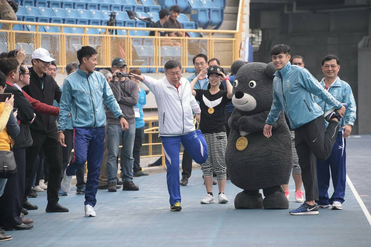 柯文哲視察台北田徑場,與選手和熊讚一起進行試跑活動,殊不知甫開跑就馬上摔跤。 柯文哲視察台北田徑場,與選手和熊讚一起進行試跑活動,殊不知甫開跑就馬上摔跤。