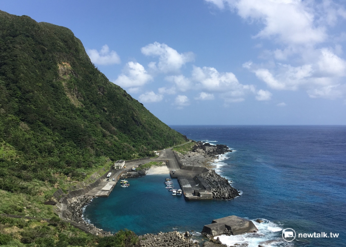 當年為了運送低放射性核廢料至蘭嶼貯存場而打造的蘭嶼龍門碼頭,自從1996年結束最後一次核廢料運送任務後,就閒置至今,台電計畫,最終核廢處置場址若選定、興建完畢,此港口將再次承擔運送核廢料的重要任務。 圖:柯昱安/攝 當年為了運送低放射性核廢料至蘭嶼貯存場而打造的蘭嶼龍門碼頭,自從1996年結束最後一次核廢料運送任務後,就閒置至今,台電計畫,最終核廢處置場址若選定、興建完畢,此港口將再次承擔運送核廢料的重要任務。 圖:柯昱安/攝