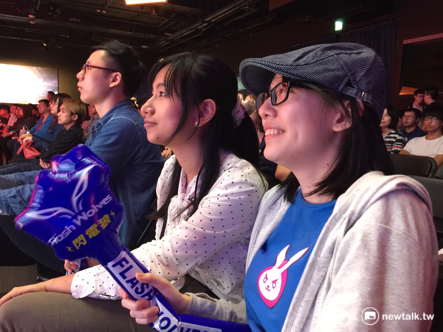 粉絲貓藻認為,現場直播真是太精采了!不但有超炫的大螢幕,聲光效果更是精彩!而且還可以看到每個選手的畫面和選手現場的表情。 粉絲貓藻認為,現場直播真是太精采了!不但有超炫的大螢幕,聲光效果更是精彩!而且還可以看到每個選手的畫面和選手現場的表情。