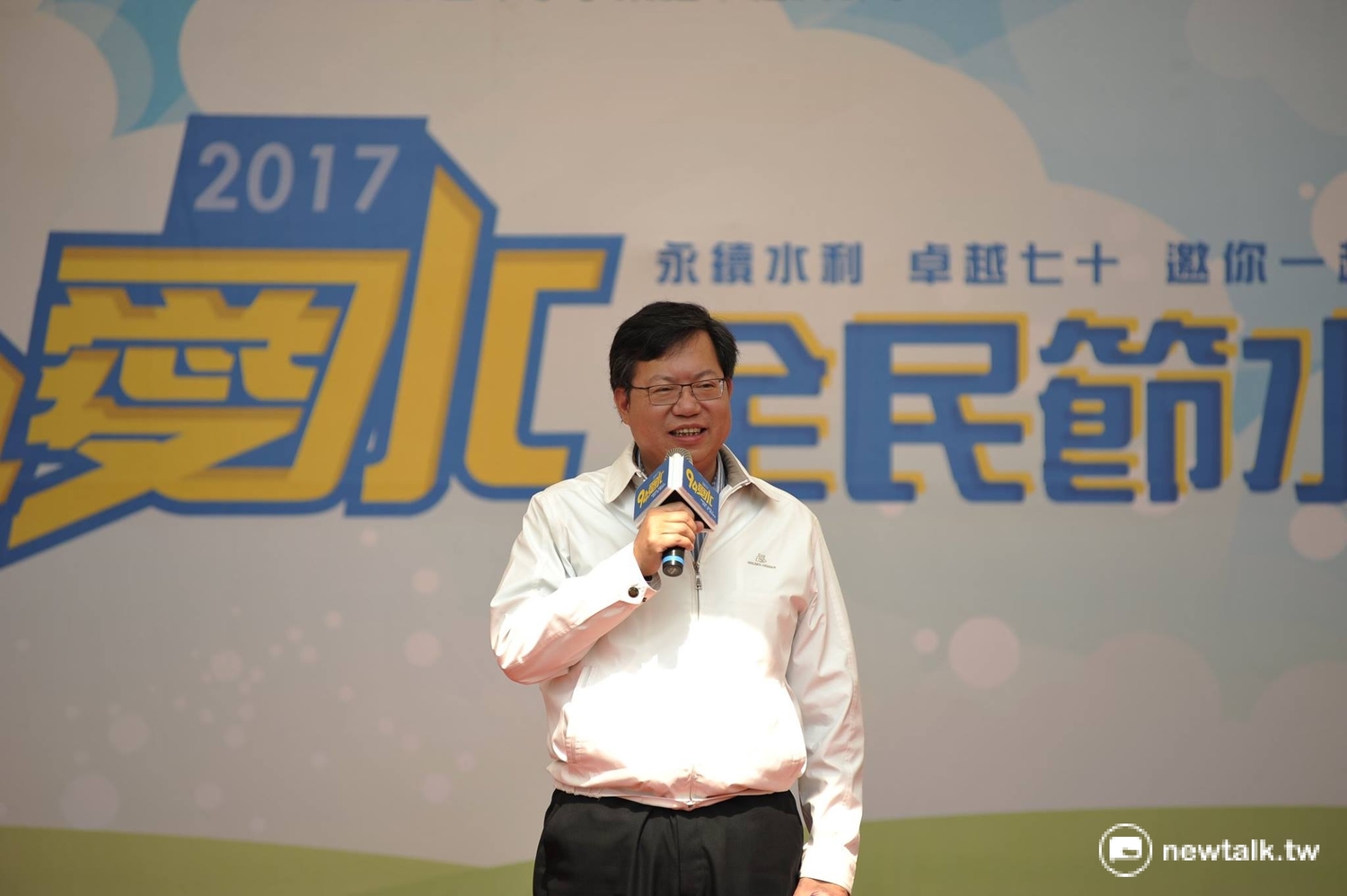鄭文燦並指出,2年前桃園遭逢乾旱,市內休耕農地約2萬2,000公頃,也啟動停水措施,市府104年度即陸續鑿建12口戰備水井,總經費約2,400萬元,每口抗旱水井每日的供水量約500噸,全市戰備水井已有15口。市府將與經濟部協商,增設第二階段戰備水井,解決抗旱時的用水問題。 圖:鍾孟軒/攝 鄭文燦並指出,2年前桃園遭逢乾旱,市內休耕農地約2萬2,000公頃,也啟動停水措施,市府104年度即陸續鑿建12口戰備水井,總經費約2,400萬元,每口抗旱水井每日的供水量約500噸,全市戰備水井已有15口。市府將與經濟部協商,增設第二階段戰備水井,解決抗旱時的用水問題。 圖:鍾孟軒/攝