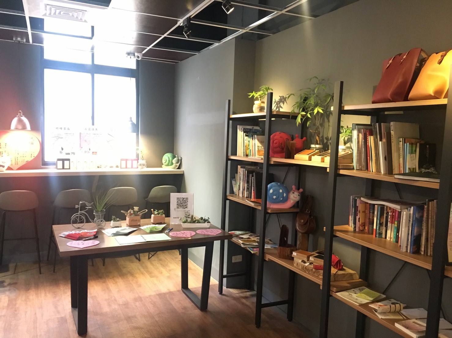 不是只有台北有西門町,原來桃園西門町在博愛路,博愛路是桃園發展最早的商業街區,陳維博士是生長於博愛路的第二代,她抱持著使命與熱情紀錄了博愛街的街史,由「桃園市博愛特區文創商業發展協會」策辦了「桃園西門町風華 博愛老街文史紀錄」活動,展期到4月9日。 圖:翻攝自桃好你的心臉書 不是只有台北有西門町,原來桃園西門町在博愛路,博愛路是桃園發展最早的商業街區,陳維博士是生長於博愛路的第二代,她抱持著使命與熱情紀錄了博愛街的街史,由「桃園市博愛特區文創商業發展協會」策辦了「桃園西門町風華 博愛老街文史紀錄」活動,展期到4月9日。 圖:翻攝自桃好你的心臉書