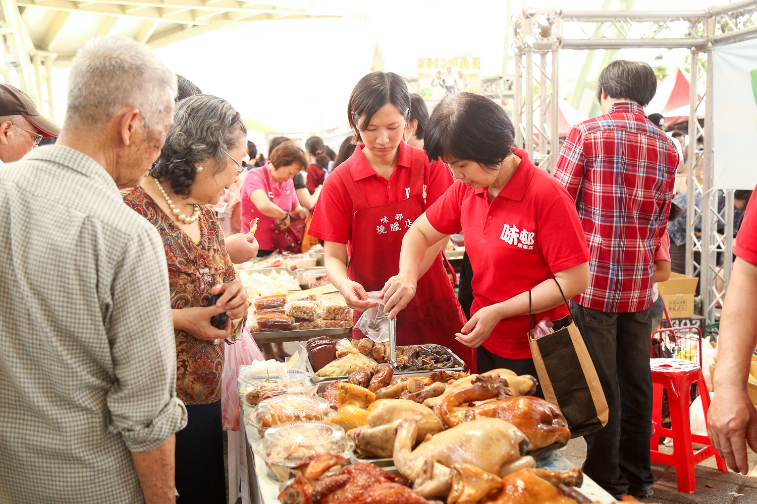 許多曾獲天下第一攤的市場名攤都一同到花博公園響應10周年活動。 圖:台北市政府提供 許多曾獲天下第一攤的市場名攤都一同到花博公園響應10周年活動。 圖:台北市政府提供