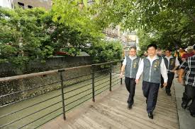 台中市長林佳龍視察柳川、綠川整治工程。資料照片。 圖:翻攝自網路。 台中市長林佳龍視察柳川、綠川整治工程。資料照片。 圖:翻攝自網路。