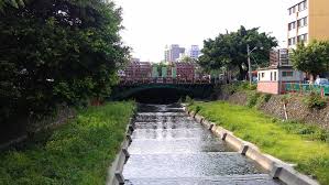 台中市的柳川、綠川整治工程。 圖:翻攝自網路台中市長林佳龍視察柳川、綠川整治工程。資料照片。 台中市的柳川、綠川整治工程。 圖:翻攝自網路台中市長林佳龍視察柳川、綠川整治工程。資料照片。