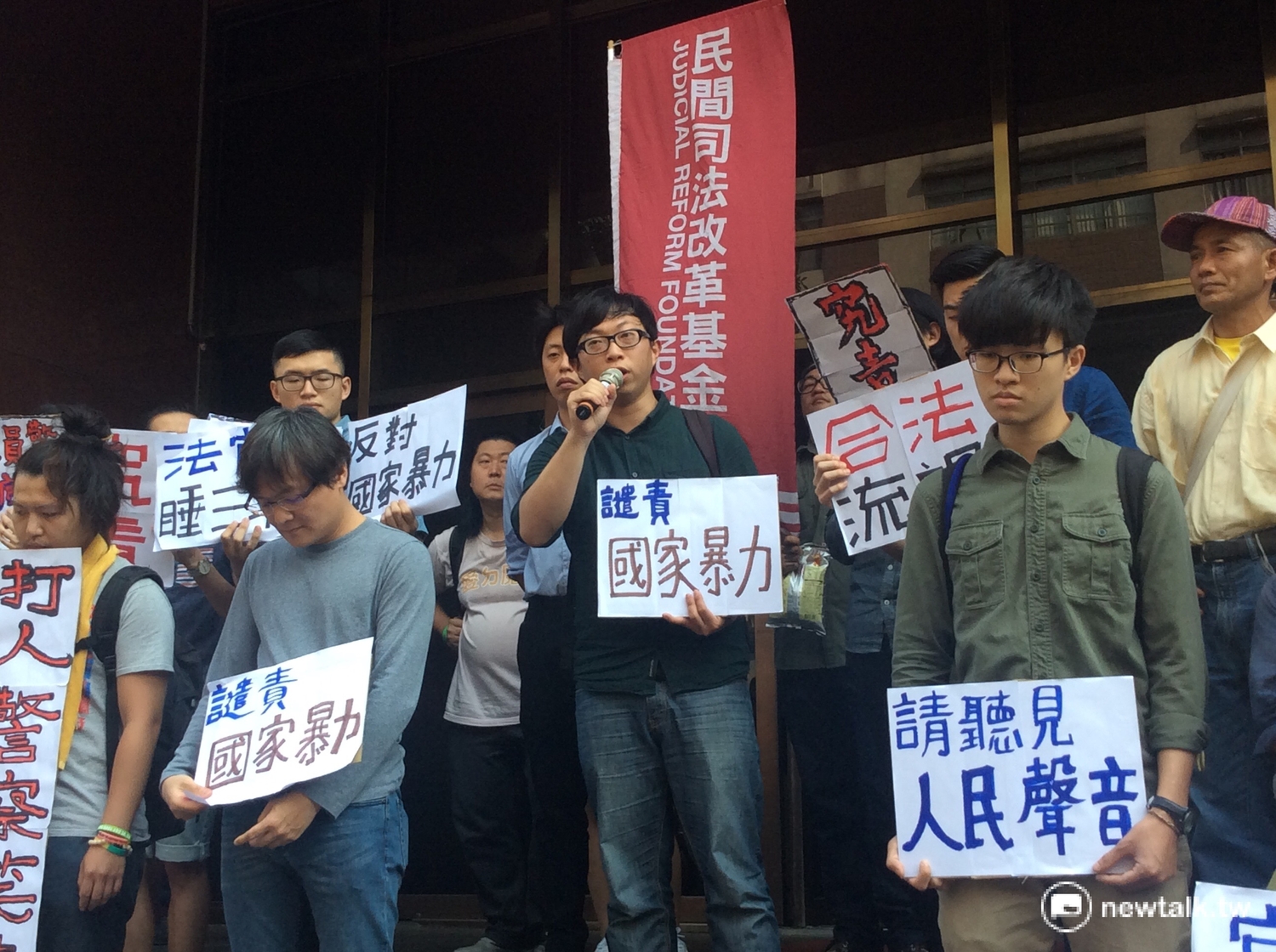 魏揚質疑,面對違憲的執法行為,又何來妨礙公務的罪名?因此主張此案的參與者應全體無罪。 程士華/攝 魏揚質疑,面對違憲的執法行為,又何來妨礙公務的罪名?因此主張此案的參與者應全體無罪。 程士華/攝
