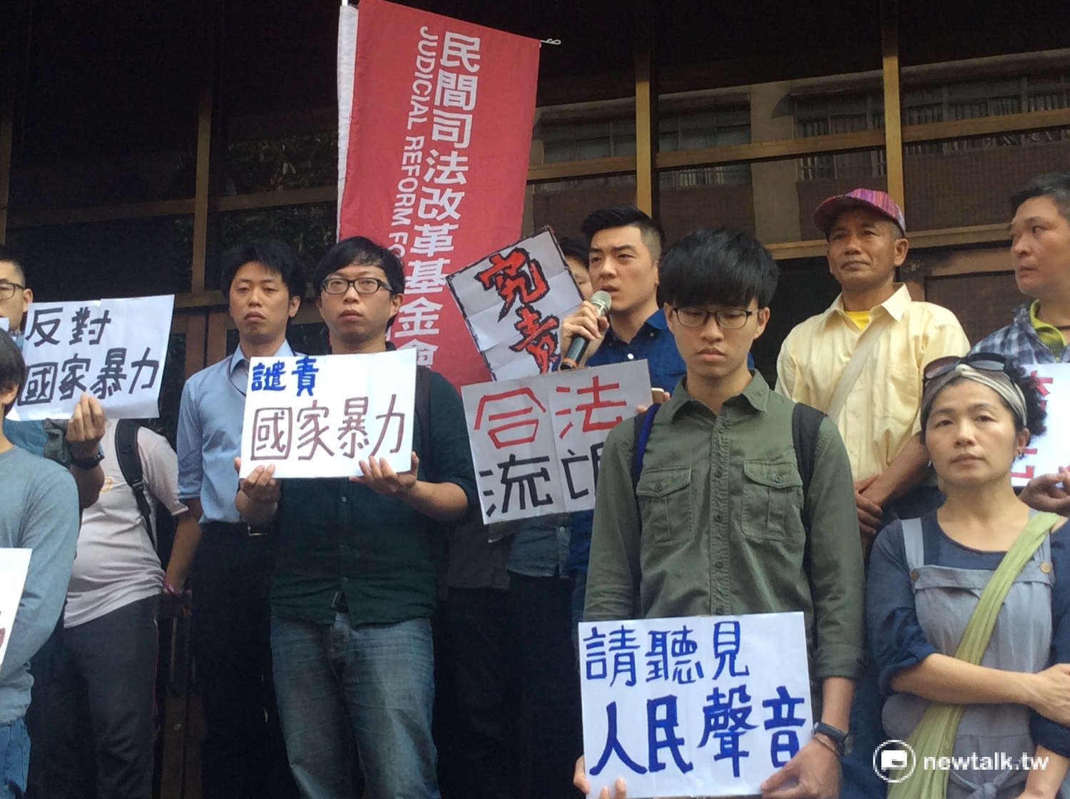 吳濬彥也表示,當時在沒有抵抗的情況下遭警方用腳踹攻擊,但警方卻沒有受到究責。 程士華/攝 吳濬彥也表示,當時在沒有抵抗的情況下遭警方用腳踹攻擊,但警方卻沒有受到究責。 程士華/攝