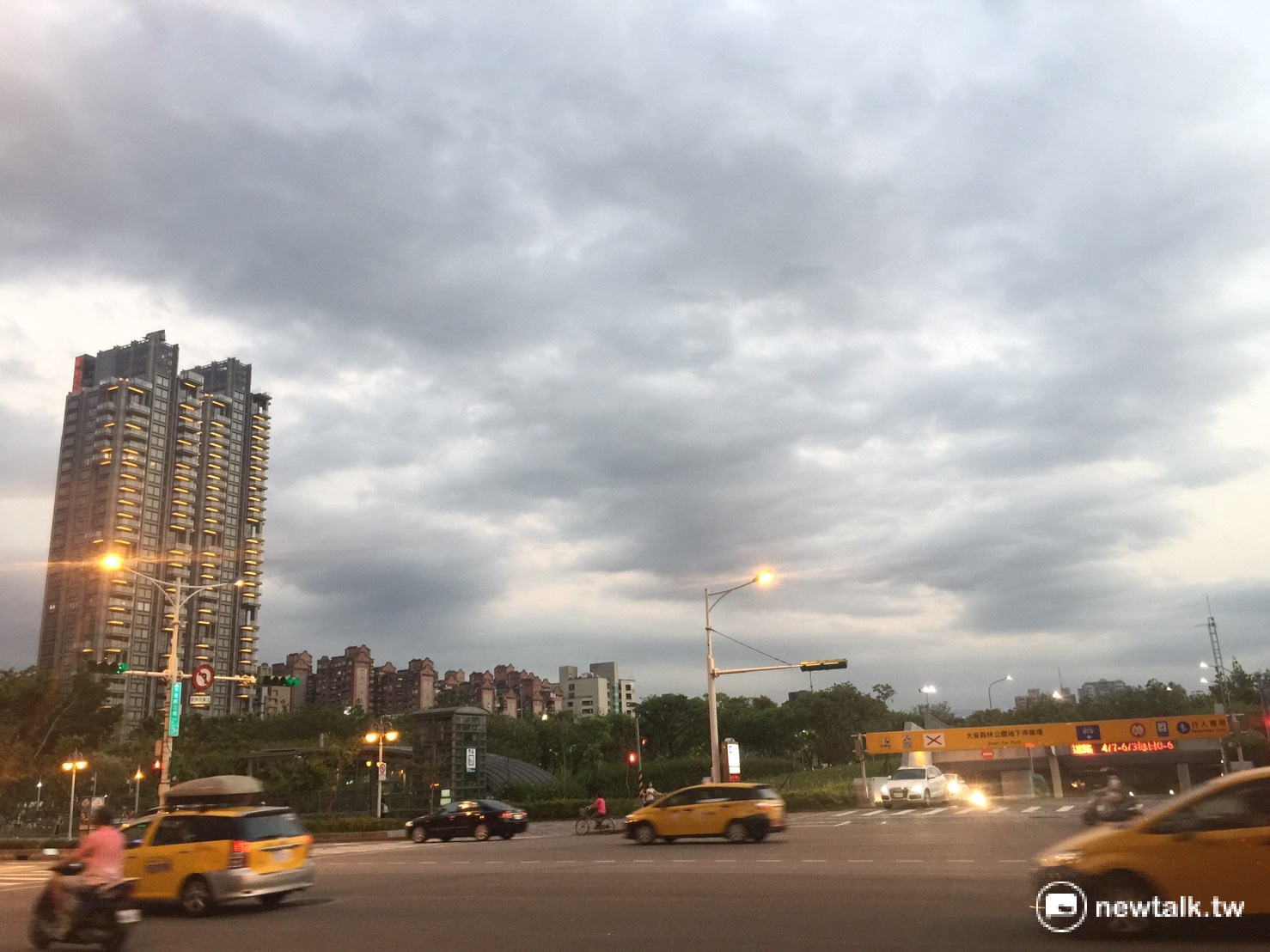 中央氣象局今天下午發布大雨特報,北台灣的天空已經出現烏雲。 中央氣象局今天下午發布大雨特報,北台灣的天空已經出現烏雲。