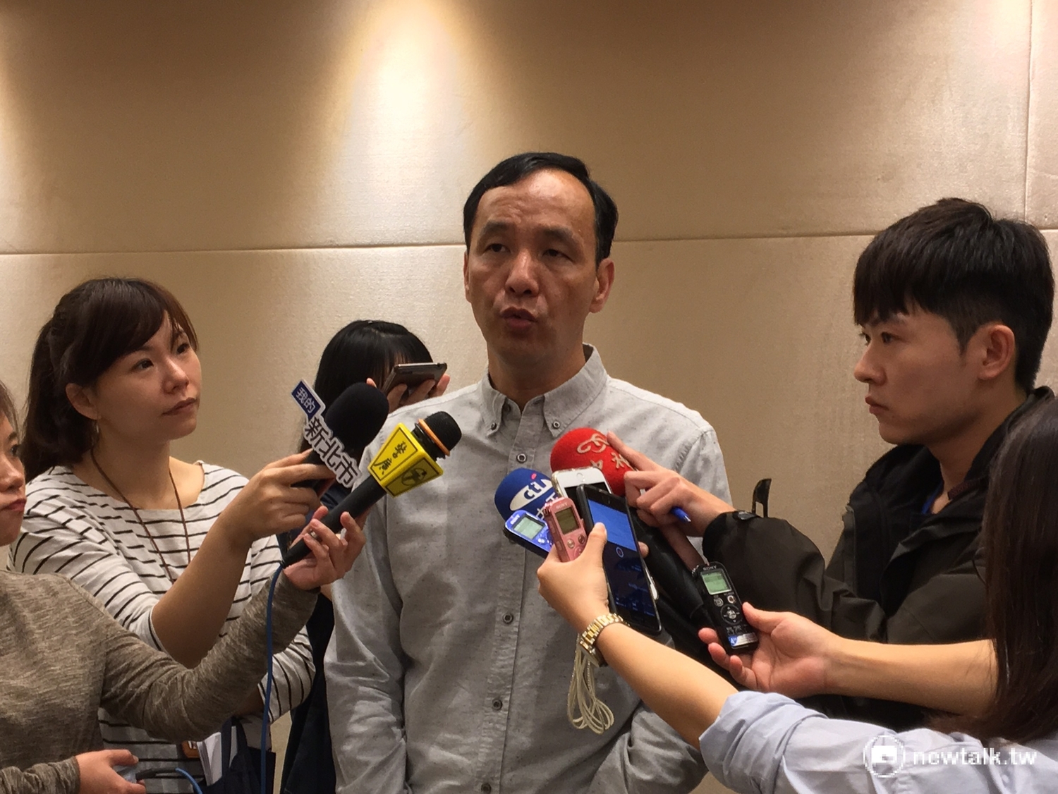 朱立倫:新北的軌道計畫不是空口白話,而是完全經過千錘百煉的,無論可行性分析、綜合規劃、環境影響評估或財務計畫,都是根據專業分析提出來的,審核過程也秉持這樣的立場。 朱立倫:新北的軌道計畫不是空口白話,而是完全經過千錘百煉的,無論可行性分析、綜合規劃、環境影響評估或財務計畫,都是根據專業分析提出來的,審核過程也秉持這樣的立場。