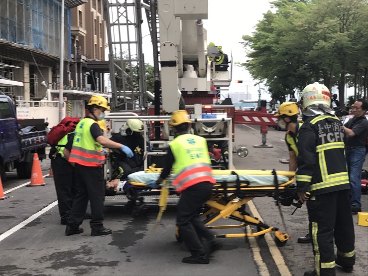 台中工地意外,天車載送工人時失速,1死2傷。 台中工地意外,天車載送工人時失速,1死2傷。